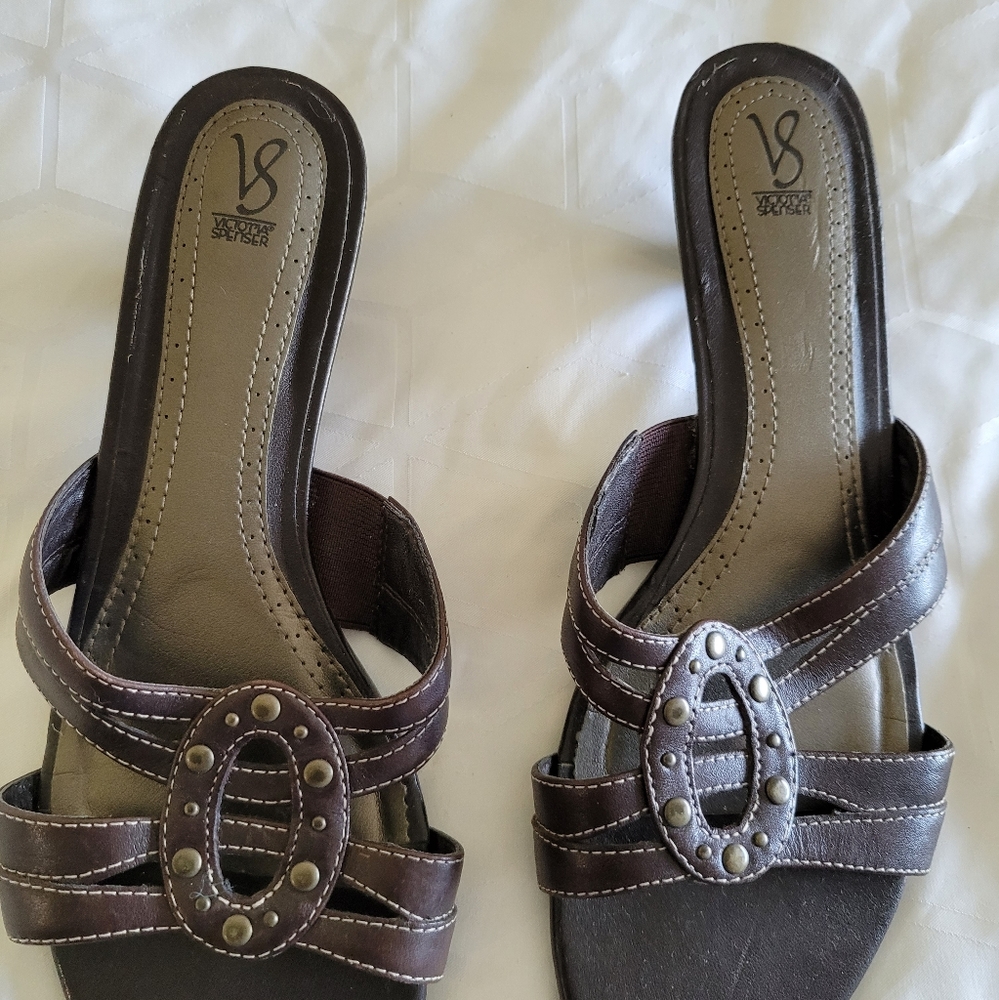 (2530) Victoria Spenser small heel, aprox 1 in heel, Size 8 1/2 Sandles